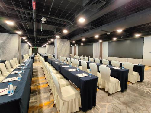 A área empresarial e/ ou a sala de conferências de JUNLIN Hotel Chongqing