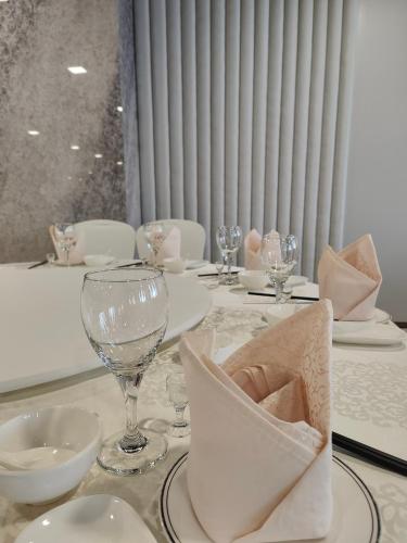 Um restaurante ou outro lugar para comer em JUNLIN Hotel Chongqing
