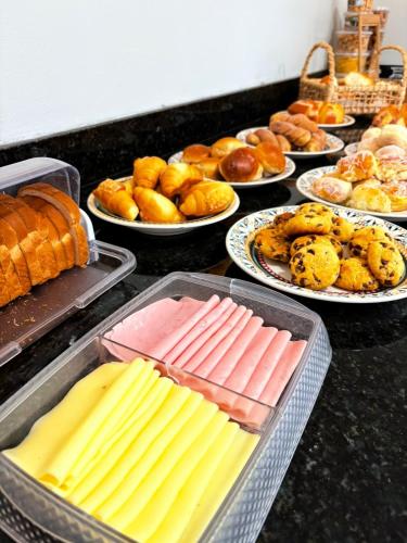 een buffet van verschillende soorten brood en gebak bij Chalés Ipê do Lago in Capitólio