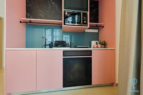a kitchen with a microwave and a stove at Paxtonz Seasonal Suites in Petaling Jaya