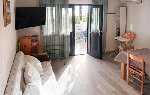 Televízia a/alebo spoločenská miestnosť v ubytovaní Holiday Home Baric Draga Baric Draga