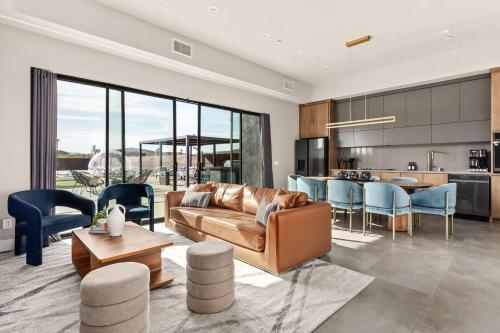a living room with a couch and a kitchen at Sapphire Serenity in Joshua Tree