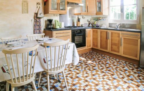 une cuisine avec une table et des chaises dans l'établissement Lovely Home In Talmont De St Hilaire, à Saint-Hilaire-de-Talmont