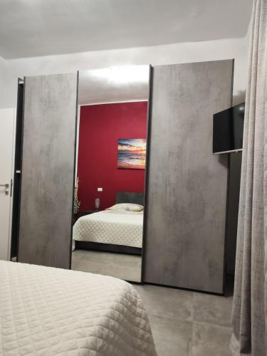 トリノにあるCasa Madaの鏡(ベッド1台、ベッドルーム1室)