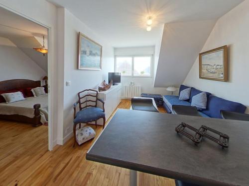 un salon avec un canapé et une table dans l'établissement Port-Louis Type 3, Jardin, 30m des Criques, 4 Pers. - FR-1-349-74, à Port-Louis