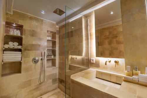 a bathroom with a sink and a shower at Villa Cella Bella Ubud in Ubud