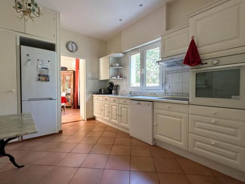 Photo de la galerie de l'établissement Villa à La Palmyre avec Piscine, Tennis, et WIFI - 8 Pers. - FR-1-705-15, aux Mathes