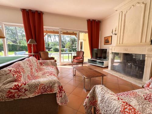 Photo de la galerie de l'établissement Villa à La Palmyre avec Piscine, Tennis, et WIFI - 8 Pers. - FR-1-705-15, aux Mathes