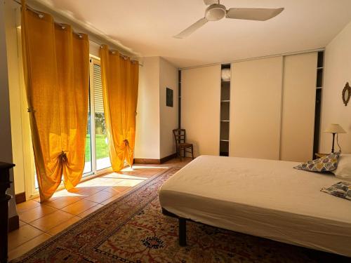 Photo de la galerie de l'établissement Villa à La Palmyre avec Piscine, Tennis, et WIFI - 8 Pers. - FR-1-705-15, aux Mathes