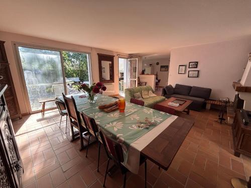 un salon avec une table et un canapé dans l'établissement Villa dans les pins, proche plage, animaux admis - FR-1-22-371, à La Tranche-sur-Mer