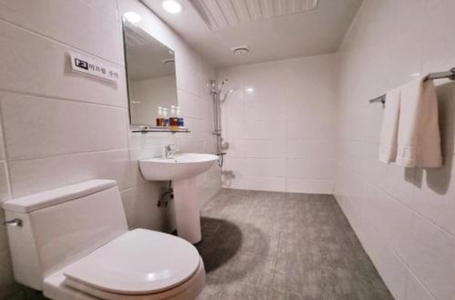 Koupelna v ubytování Hotel G