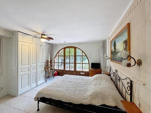 une chambre avec un lit et une grande fenêtre dans l'établissement Studio pour 2 à Saintes-Maries-de-la-Mer, proche plage et village, jardin calme - FR-1-475-161, à Saintes-Maries-de-la-Mer