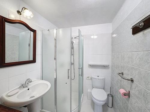 une salle de bain avec un lavabo, des toilettes et une douche dans l'établissement Appartement cosy pour 2, proche plage aux Saintes-Maries-de-la-Mer - FR-1-475-184, à Saintes-Maries-de-la-Mer