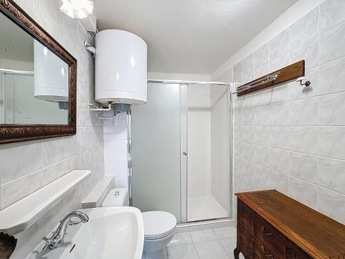 La salle de bains est pourvue d'un lavabo, de toilettes et d'une douche. dans l'établissement Studio Front de Mer avec Terrasse aux Saintes-Maries-de-la-Mer - FR-1-475-188, à Saintes-Maries-de-la-Mer