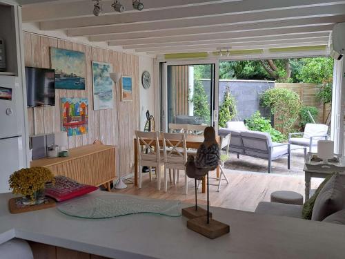 un salon avec une table et une salle à manger dans l'établissement Maison de vacances climatisée avec JACUZZI proche du Lac - FR-1-831-12, à Biscarrosse