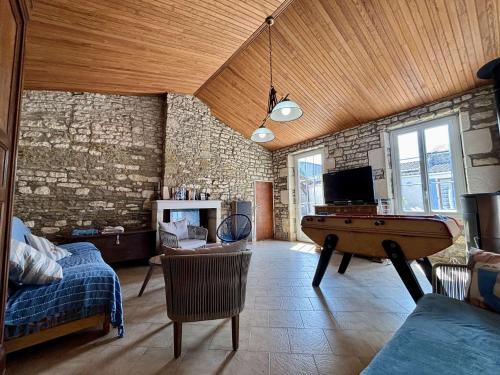 Photo de la galerie de l'établissement Deux maisons rénovées, 12 couchages, centre Saint Pierre d'Oléron - FR-1-246A-348, à Saint-Pierre-dʼOléron