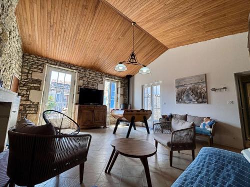 Photo de la galerie de l'établissement Deux maisons rénovées, 12 couchages, centre Saint Pierre d'Oléron - FR-1-246A-348, à Saint-Pierre-dʼOléron