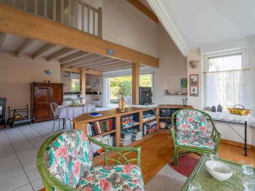 un salon avec deux chaises et une table dans l'établissement Spacieuse maison 3 chambres à Biscarrosse pour 6 personnes - FR-1-319-610, à Biscarrosse