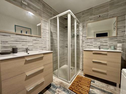 a bathroom with a shower and a sink at Maison rénovée 6 couchages à Saint-Pierre-d'Oléron avec cour commune - FR-1-246A-349 in Saint-Pierre-dʼOléron