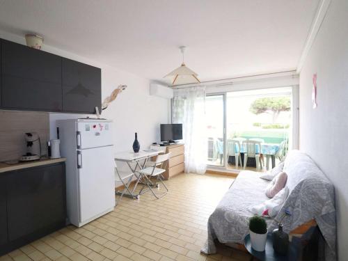 Il comprend une cuisine avec un lit et un réfrigérateur. dans l'établissement Appartement rez-de-chaussée pour 6 pers, terrasse, proche plage - FR-1-307-286, au Grau-du-Roi