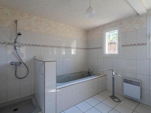 a bathroom with a bath tub and a window at Spacieuse maison 3 chambres à Biscarrosse pour 6 personnes - FR-1-319-610 in Biscarrosse