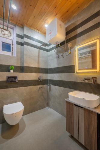 Ένα μπάνιο στο High Rise Inn Kufri