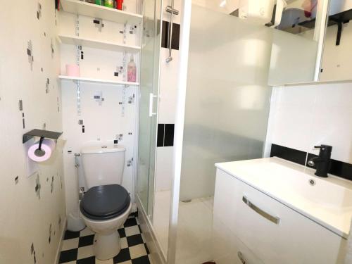 une salle de bain avec toilettes et lavabo dans l'établissement Appartement rez-de-chaussée pour 6 pers, terrasse, proche plage - FR-1-307-286, au Grau-du-Roi
