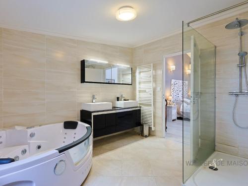 Photo de la galerie de l'établissement Maison familiale à Toulon proche plage - FR-1-599-118, à Toulon