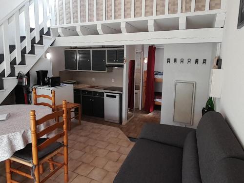 un salon avec un canapé et une cuisine dans l'établissement Villa patio face à la plage avec parking, Capbreton - FR-1-239-1123, à Capbreton