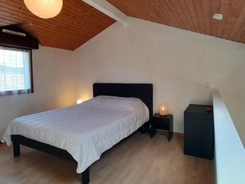 une chambre avec un grand lit et deux tables de nuit dans l'établissement Villa patio face à la plage avec parking, Capbreton - FR-1-239-1123, à Capbreton