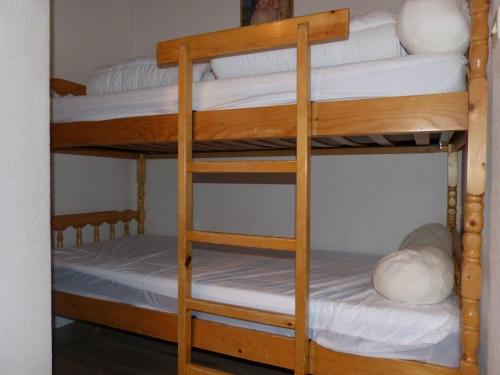 Ce dortoir comprend 2 lits superposés et des draps blancs. dans l'établissement Studio Cabines 4 Pers - Pied de Piste - FR-1-592-85, à Font-Romeu