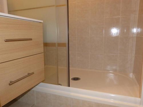 une douche avec une porte vitrée dans une salle de bain dans l'établissement Studio Cabines 4 Pers - Pied de Piste - FR-1-592-85, à Font-Romeu