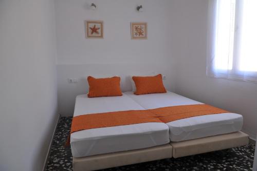 Kalymnos residence tesisinde bir odada yatak veya yataklar