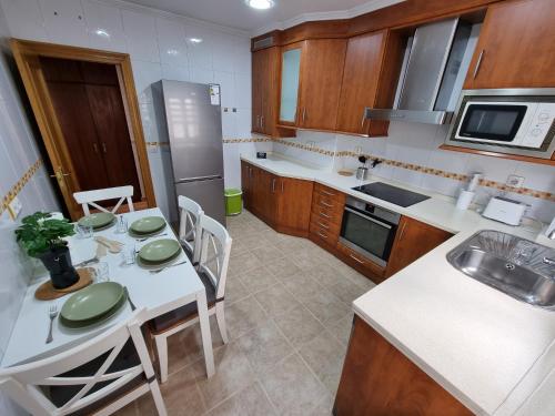 A kitchen or kitchenette at Apartamento céntrico de 3 dormitorios
