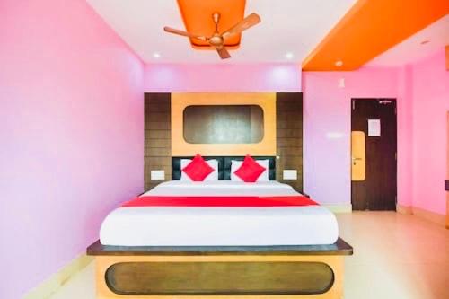 Postel nebo postele na pokoji v ubytování Hotel Galaxy International ! Puri