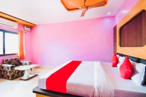 Postel nebo postele na pokoji v ubytování Hotel Galaxy International ! Puri