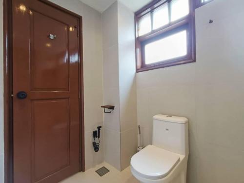 Ένα μπάνιο στο Newly Renovated Studio w Seaview Balcony