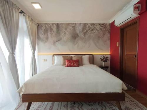 Ένα ή περισσότερα κρεβάτια σε δωμάτιο στο Newly Renovated Studio w Seaview Balcony