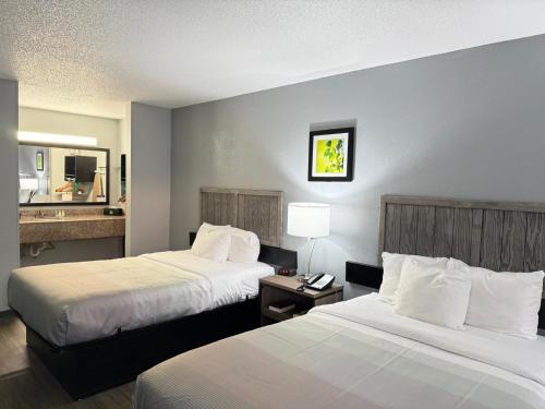 Una cama o camas en una habitación de Quality Inn