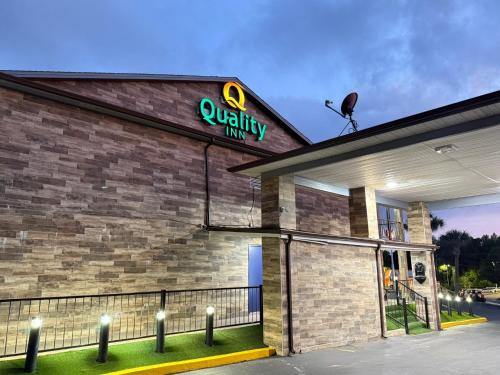 Un certificado, premio, letrero u otro documento en Quality Inn