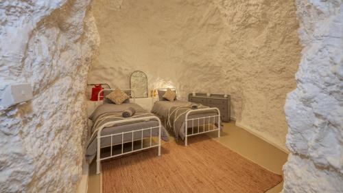 Ένα ή περισσότερα κρεβάτια σε δωμάτιο στο White Cliffs Accommodation -Daybreak Dugout - Unique Cave House