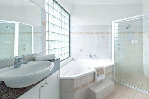 Koupelna v ubytování La Cima, 31 Wallawa Road - premium property with stunning views, Wi-Fi, Air Conditioning, Linen and Bed Making Supplied