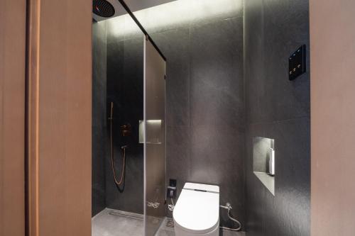 Salle de bains dans l'établissement Happy Dragon Imperial Garden Courtyard --Newly renovated French Window with garden view, Close to Lama Temple Forbidden City&Subway Nearby &free coffee & Free laundry&English speaking with tour services &Free WiFi unlimited for Western software