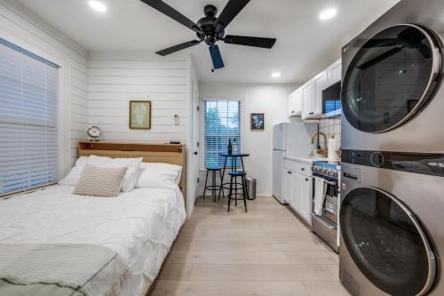 デントンにあるThe Vanderbilt Mansion Apt 9 Near Downtown and TWUのベッドと天井扇風機のある寝室