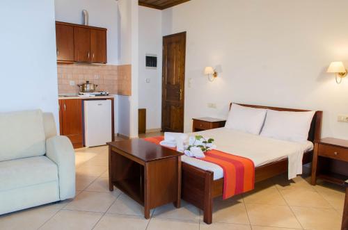 ein Schlafzimmer mit einem Bett, einem Sofa und einem Tisch in der Unterkunft Guesthouse Enastron in Khorevtón