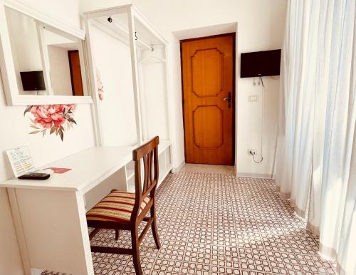 A television and/or entertainment centre at Il MOLO Camere per vacanze