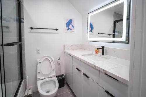 Ванная комната в Stylish Private Room by Downtown LA