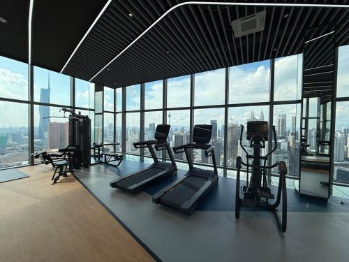 Phòng/tiện nghi tập thể dục tại Luxury Condo w electrical piano Next to TRX Mall