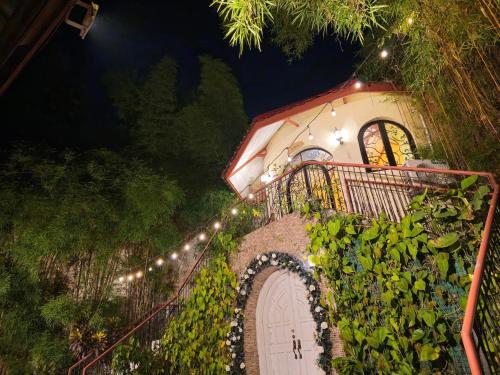 Taman di luar Casa Fuente