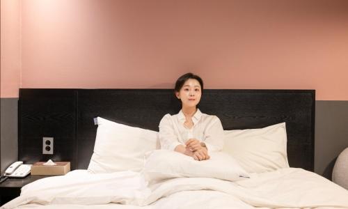 Postel nebo postele na pokoji v ubytování Cheongju Hotel Dictionary